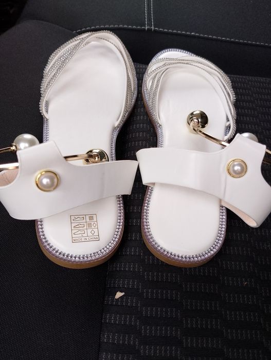 Дамски сандали с връзки и камъни.