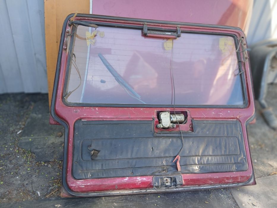Продам дверцу богажника 2104