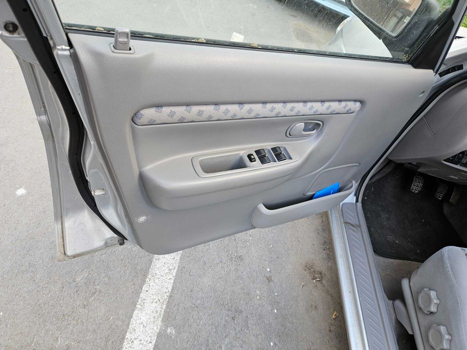 Продавам Mazda Demio