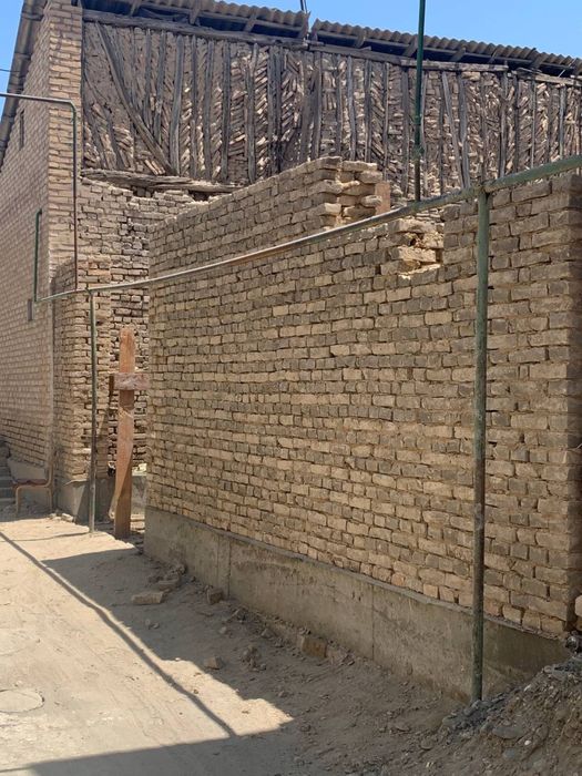 уй куришга жой,эски шахарда жойлашган