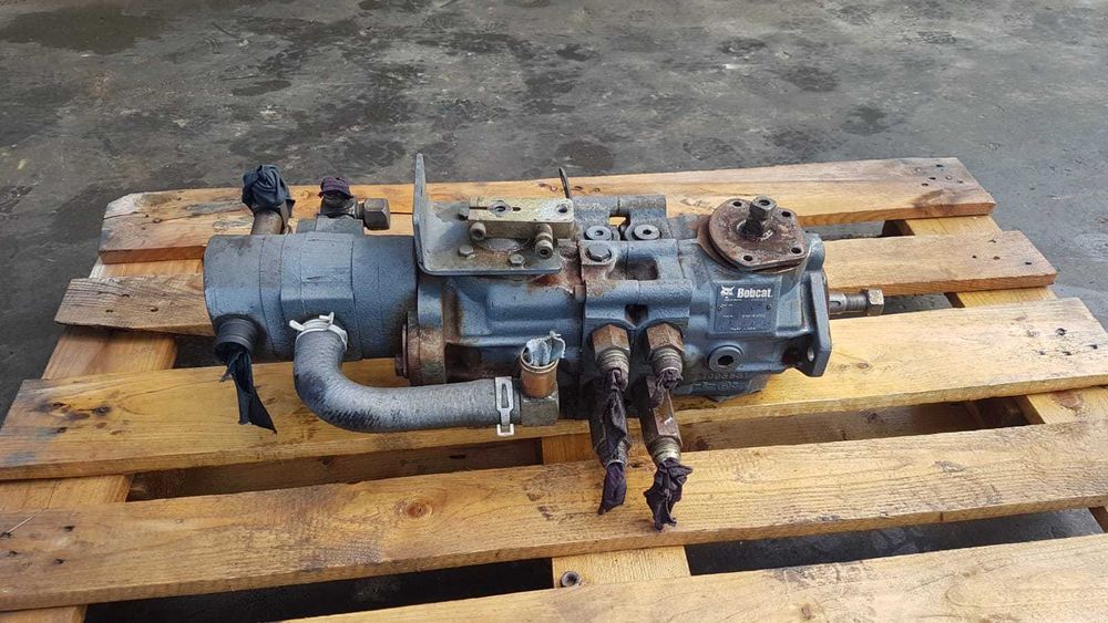 Pompa hidraulica bobcat pe senile Bobcat T140 , T190