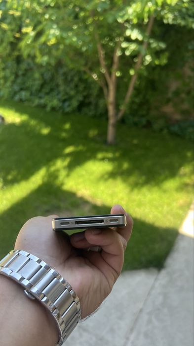 iPhone 4s ideal holatda retro telefon zaryatchik kabel qoshib beriladi