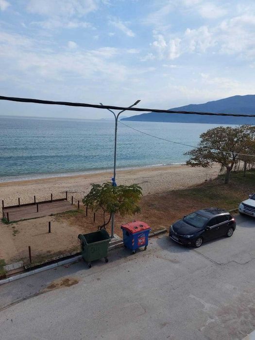 Студия с магазин за бизнес на първа линия  в Паралия Врасна, Гърция