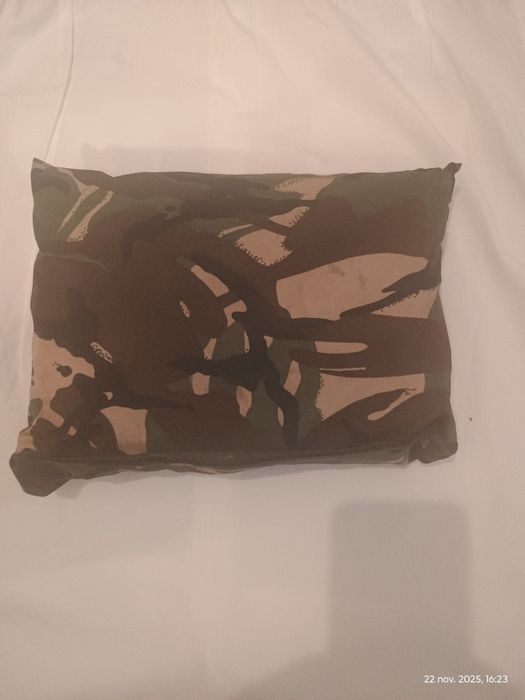 Vînd bocanci militari