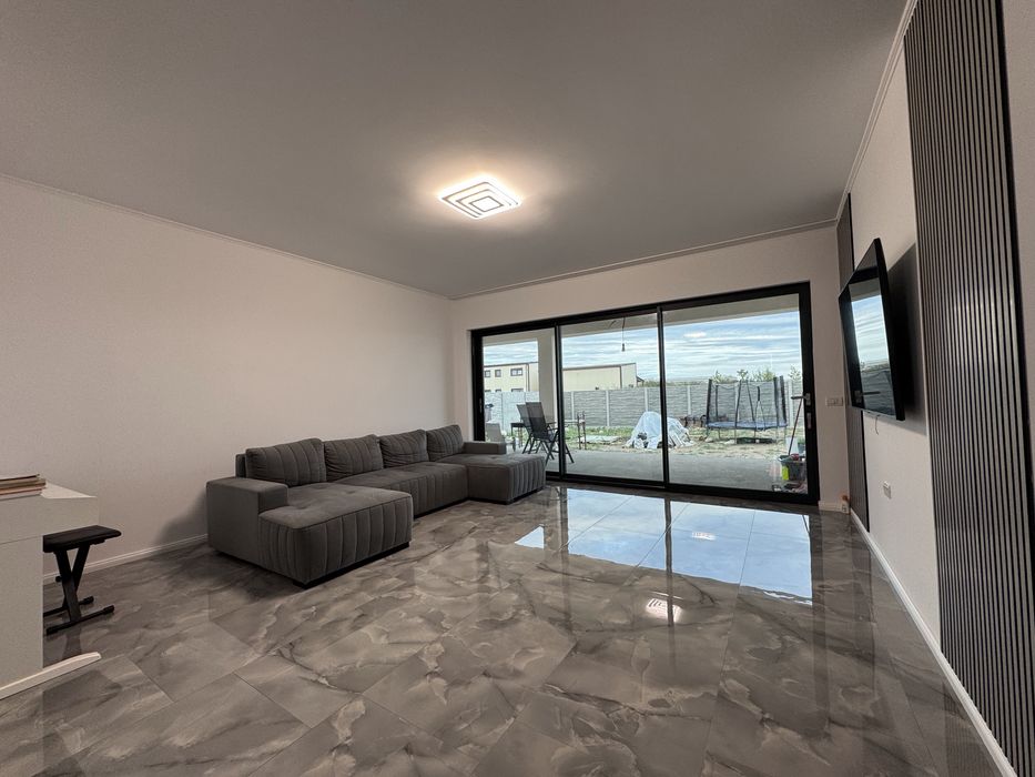 Vand casa cu 5 camere si 3 bai in Sacalaz la 6 km de Iulius Mall