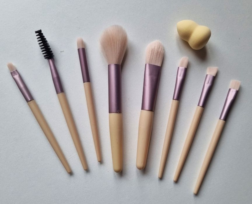 Уред за почистване на четки