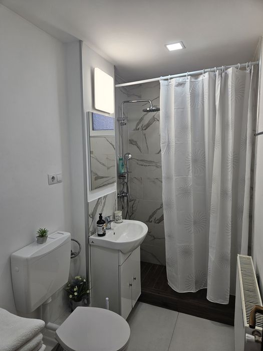 Închiriez apartament cu 3 camere
