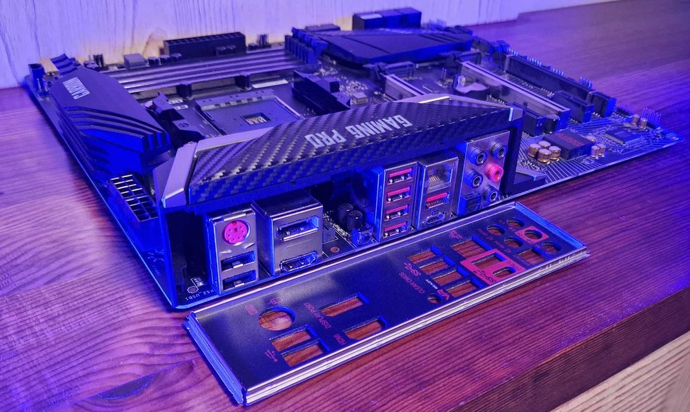 Продавам дъно Mainboard MSI X470 GAMING PRO CARBON AM4, AMD