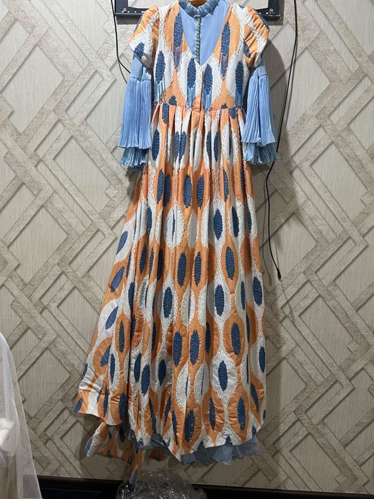 Yuz ochti marosimida kiyilgan ansanbl ko’ylak chop’on  bilan