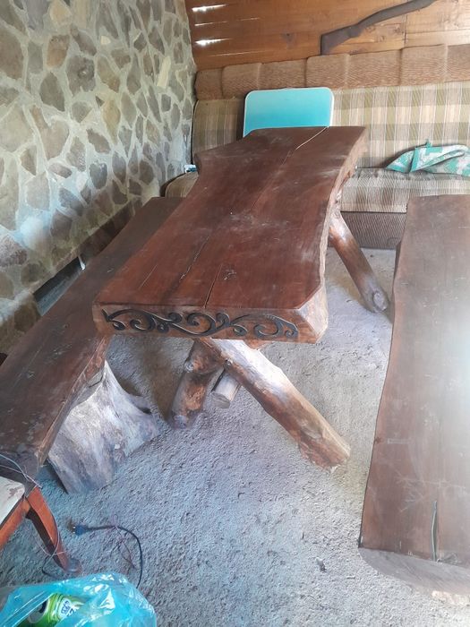 Masă rustică din lemn de nuc