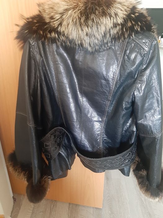 Куртка кожаная с меховым воротником