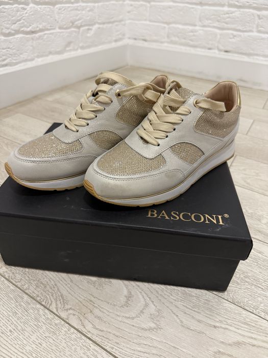 Продам кроссовки Basconi