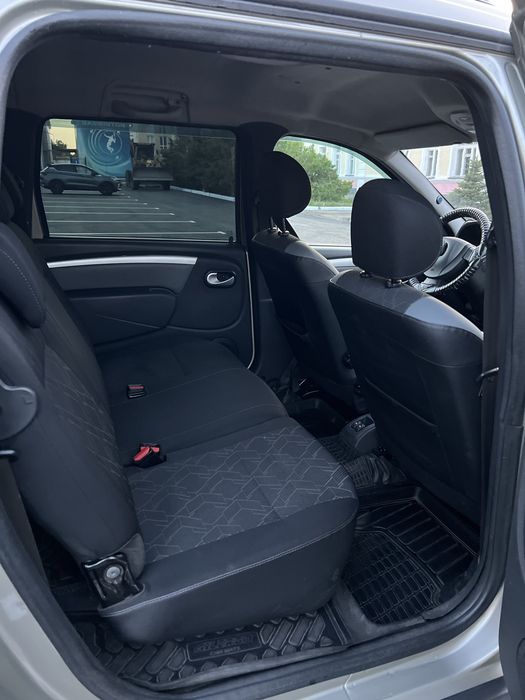 Продаю машину Largus