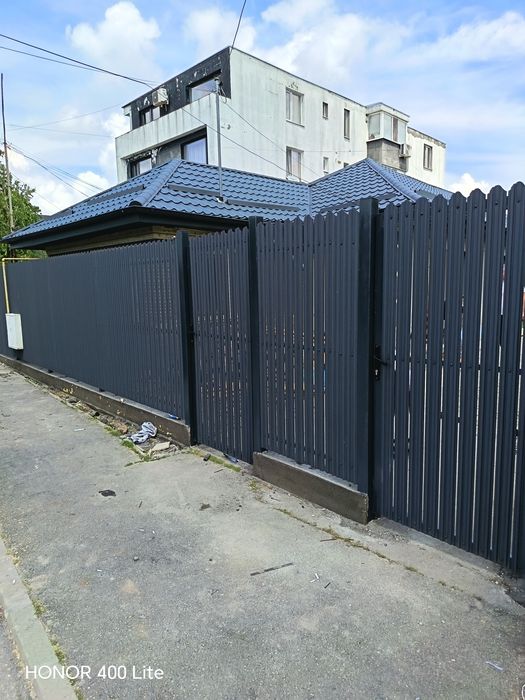Garduri si porti din panouri stil jaluzele, sipca metalica, tabla cutata, plasa bordurata, fier forjat, BCA sau beton si alte modele disponibile