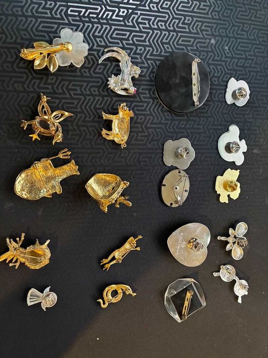 Голям лот от 13 броя брошки