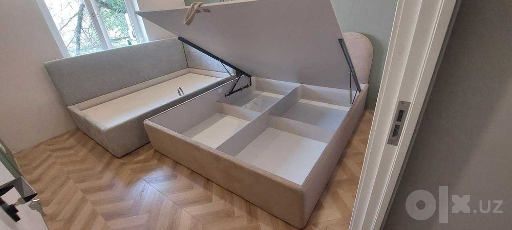 Мягкая кровать с обивкой