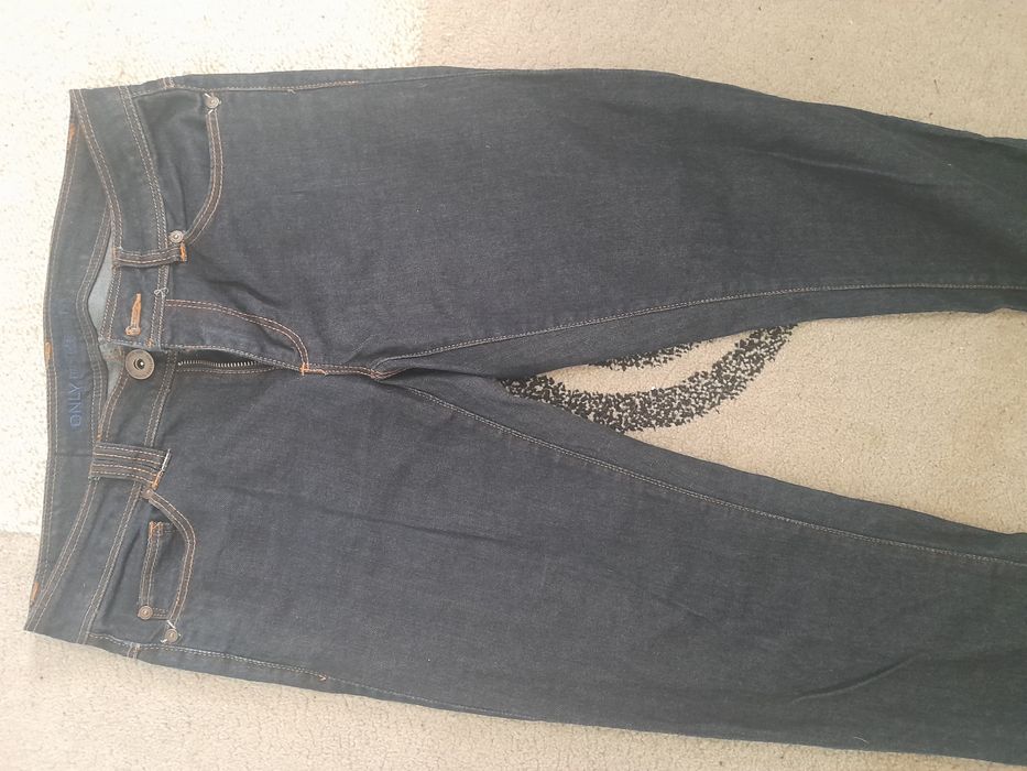 Vând blugi slim fit
