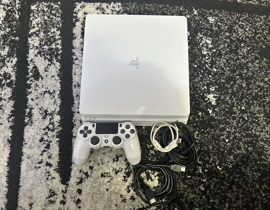 Vând Playstation 4 modat