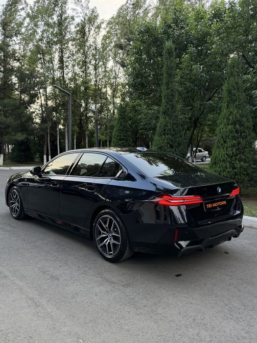 Bmw 530i M- paket 2025 yil Benzin Gibrid  5 litr rasxod qiladi