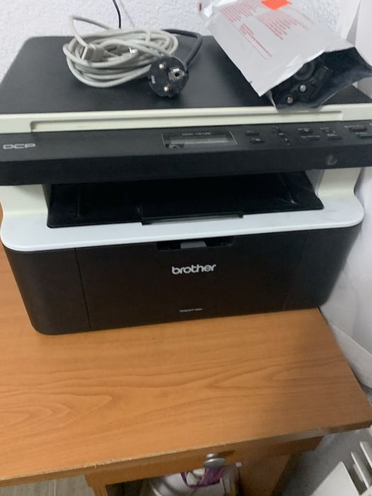 Принтер-скенер, запазен, с 2 тонера, единият е пълен, почти е нов.