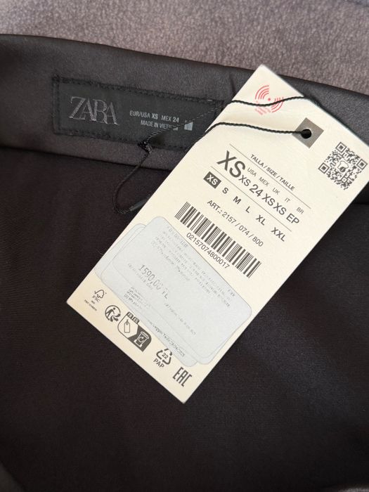 Новая атласная юбка с кружевом из ZARA черного цвета