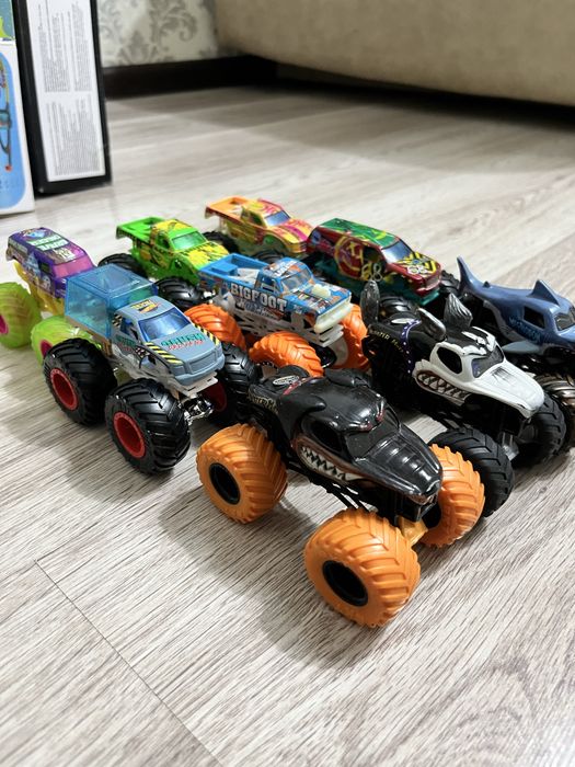 Продам оригиналы Hot wheels Monster track