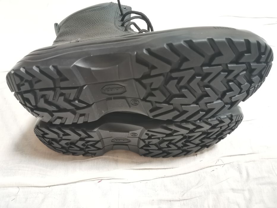 Янги этик 44 размер сотилади.