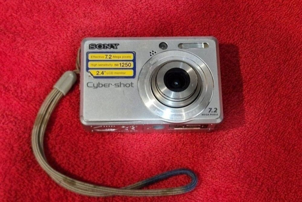 Camera photo digitala Sony cu defect.  Obiectivul nu se retrage de tot