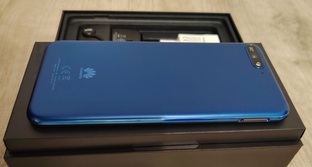 Huawei Y6 (2018), Dual SIM, 16GB, 4G, Micro SD 16GB , Casti AKG by Samsung , Albastru cu Negru , Full Box
