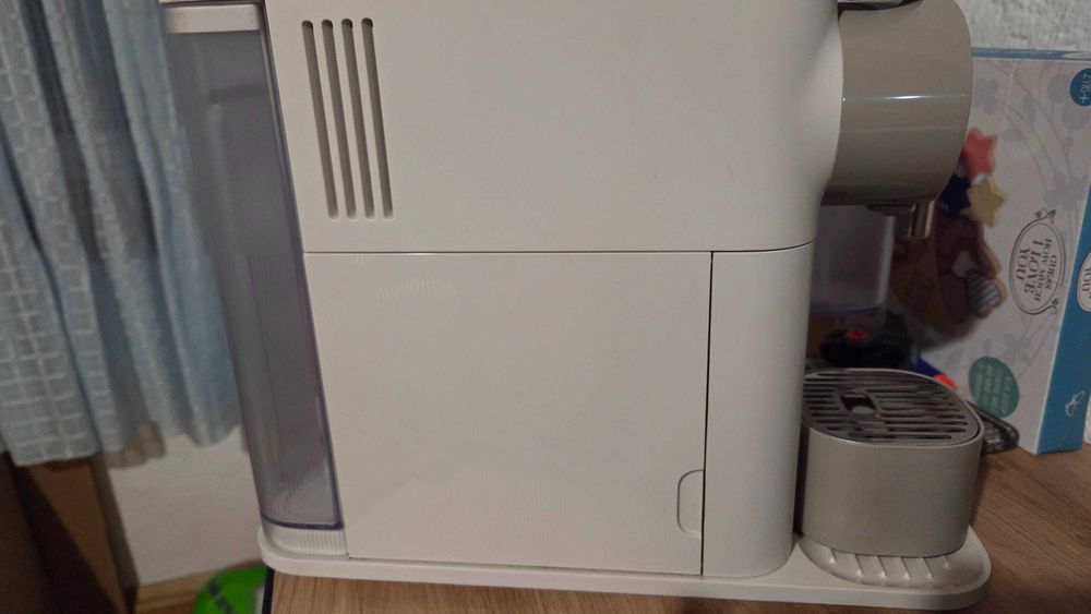 Кафемашина с капсули Nespresso Lattissima One бяла