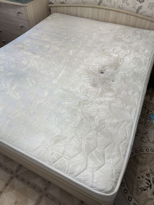 Продам матрас, с небольшими дефектами