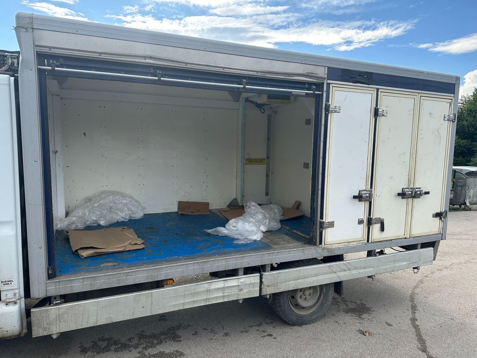 Продавам термоизолиран фургон с агрегат хубард