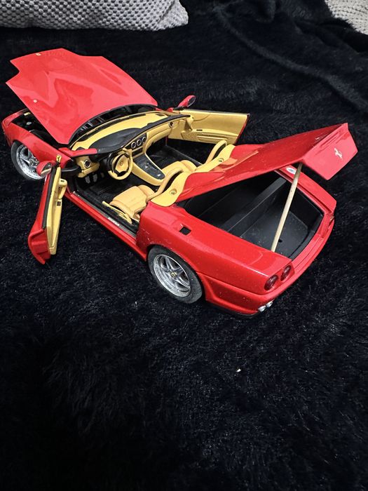 Ferrari cu anumite piese lipsa si anumite imperfectiuni