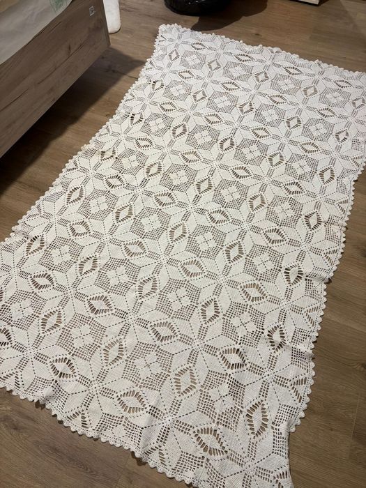 Față de masă lucrată manual