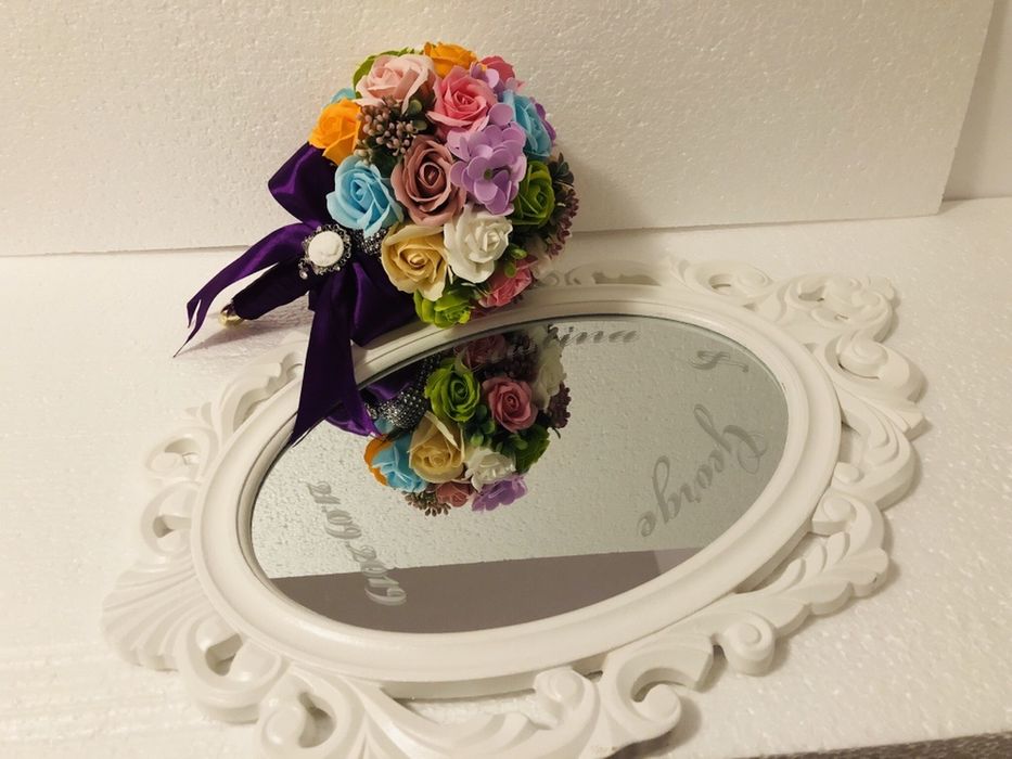 Oglinda ovala cu rama alba personalizata