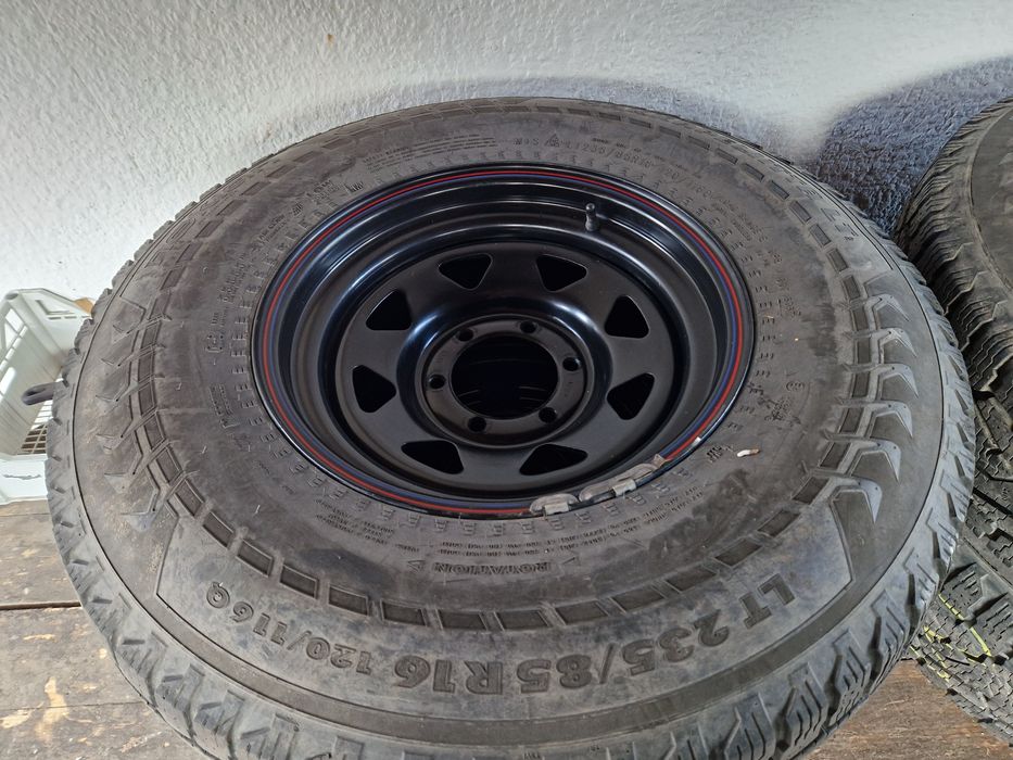 Jante + anvelope iarna 4x4 Nokian ca NOI Nissan Patrol 235/85 R16