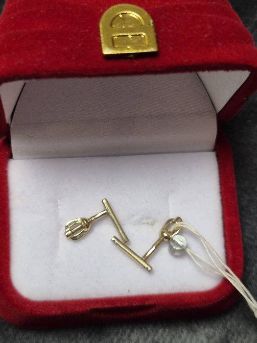 Новые золотые пусеты с бриллиантами