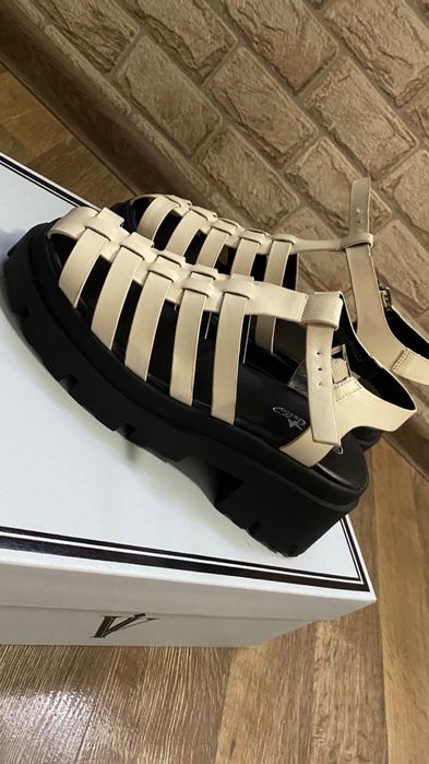 Женские босоножки