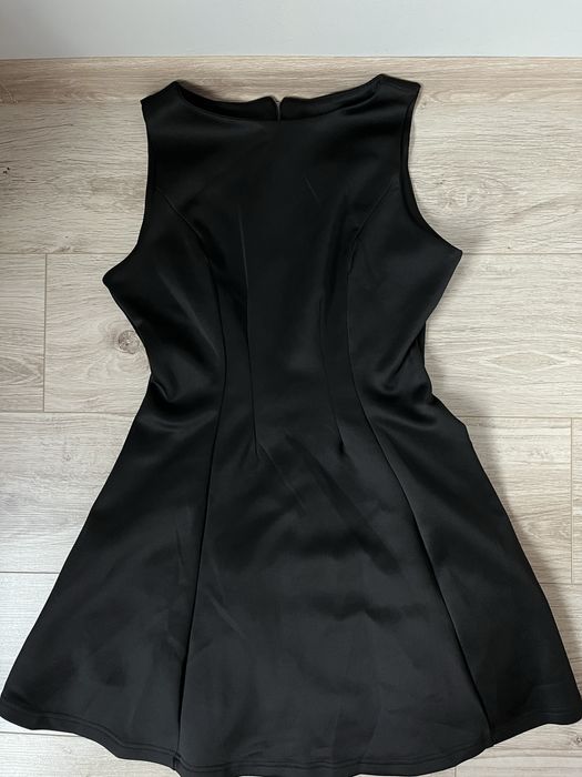 Къса черна рокля
