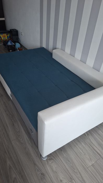 Vând Canapea 200x200cm si covor 1,40-1,98cmNegociabil.