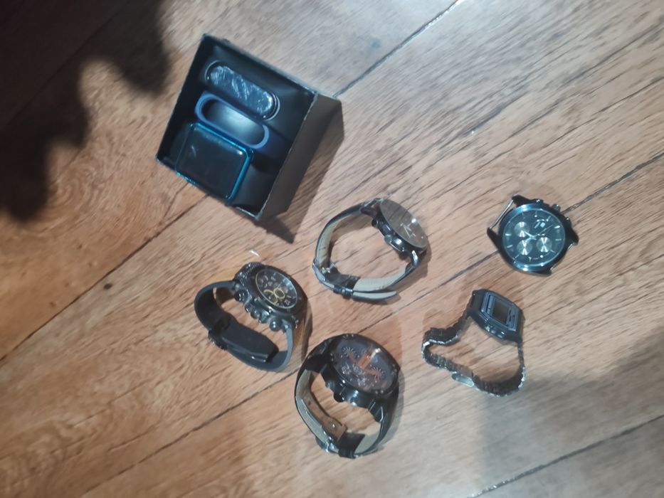 Продам срочно часы разные