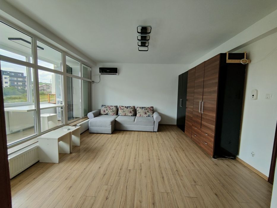 Închiriez apartament living +dormitor