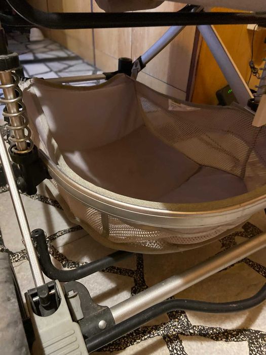 Бебешка количка с въртящ се кош