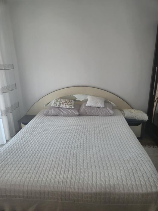 Vând dormitor  cu saltea cu tot