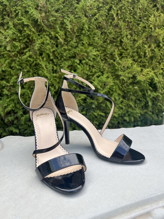 Черни сандали на ток