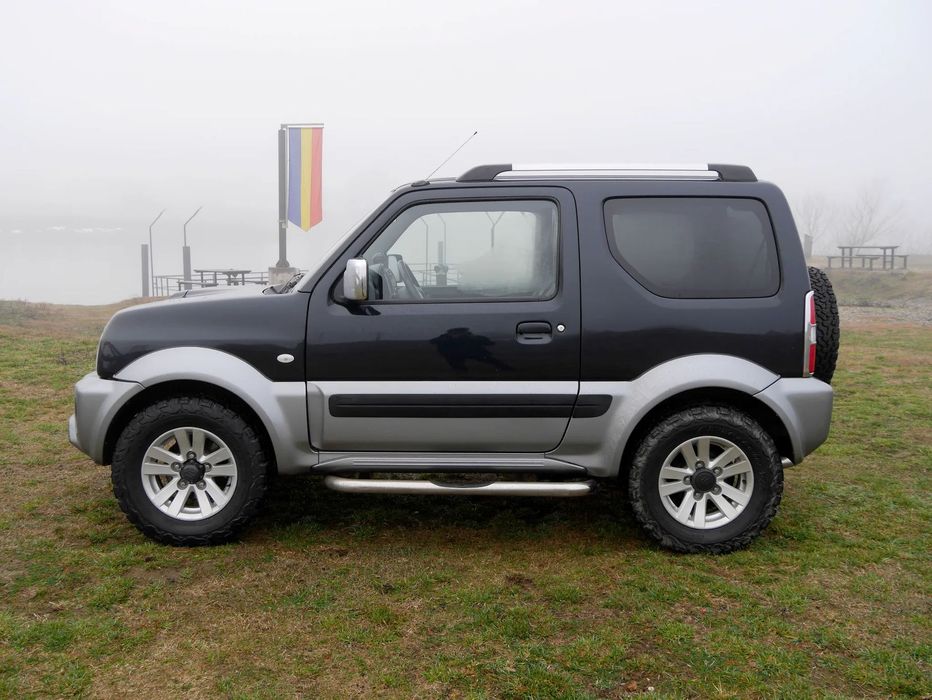 Suzuki Jimny Mașina este în stare perfectă de funcționare.