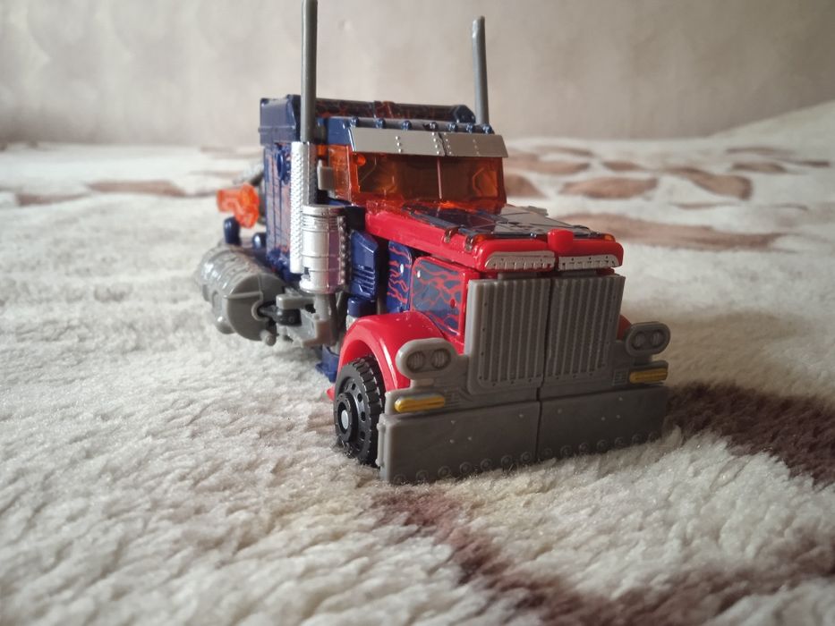 Продаю Робота-трансформера Оптимуса Прайма