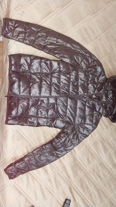 Продаётся лёгкая  куртка с наполнителем