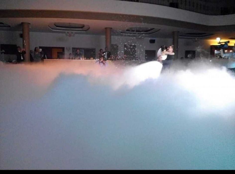 Fum greu dansul mirilor cu artificii si baloane explozive