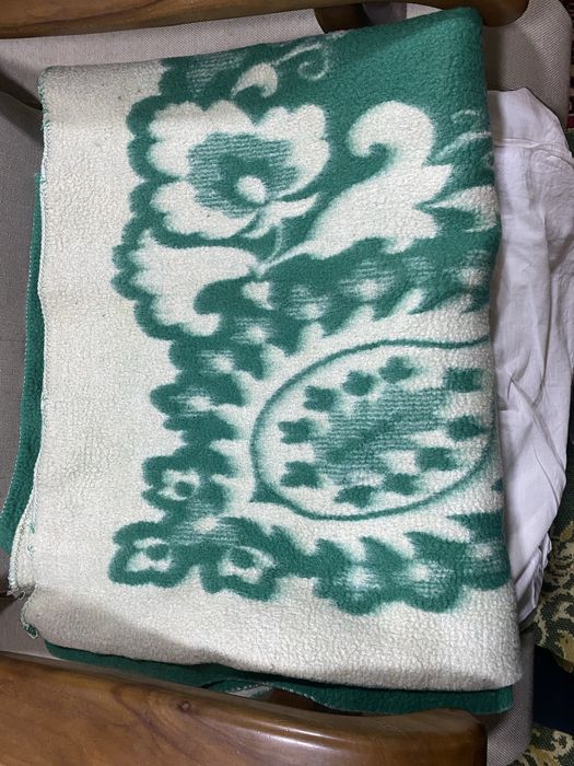 Одеяла шерстяные б/у две штуки